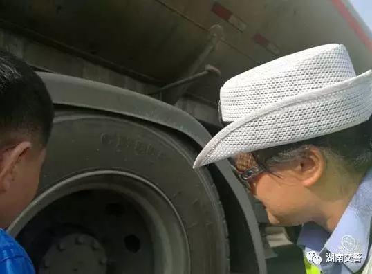 创建优秀团队 高温下的娄底交警群英谱