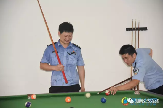 闲暇之余谢文会和同事打桌球