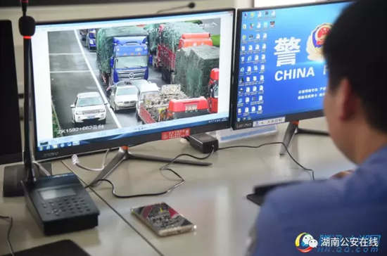 谢文在综合指挥研制室查看路段情况