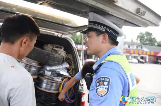 谢文正在处理驾驶员姜某用面包车违规运货