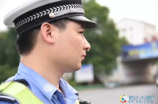 阳光下站了5个小时谢文已经全身湿透