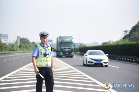 早上8点谢文在高速路上巡检