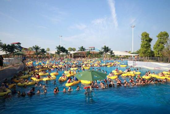 常德欢乐水世界艳丽上演比基尼美女模特大赛总