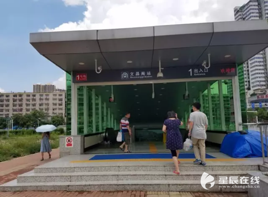 (日前,长沙地铁6号线文昌阁站西段所在的S12地块完成围挡施工。均由 长沙地铁 供图)