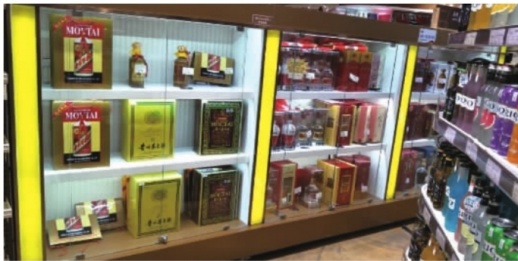 数月以来持续涨价的飞天茅台酒终于开始降价,但在长沙一些商超内仍存在缺货和搭售现象。 记者 胡锐 摄