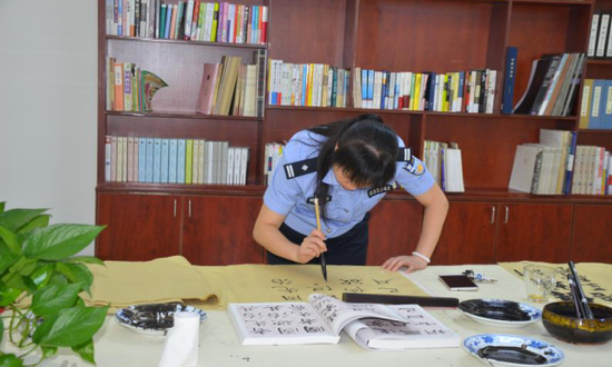 民警在练习书法