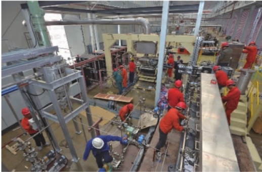 辰溪工业集中区润沅新材料厂房内,施工人员在安装锂电池隔膜设备。该厂房二条生产线全面投产后,可年产锂离子电池隔膜8000万平方米。记者 李健 摄