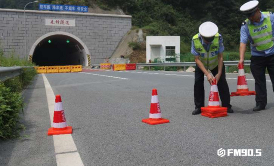 高速交警做通车前准备