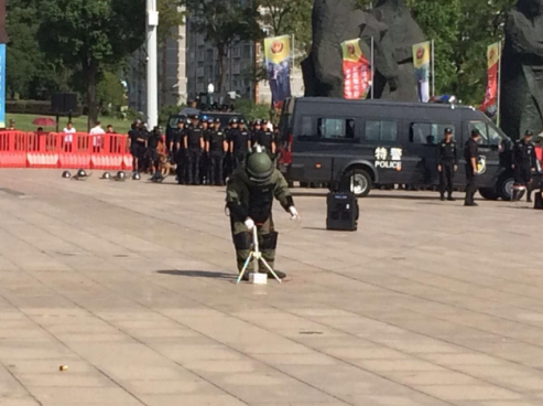 搜排爆队员正在准备水炮枪