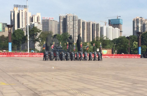 特警队员采用高空防护队形