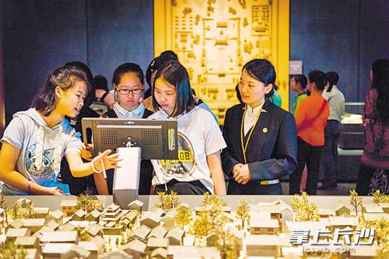 在长沙博物馆,古代长沙城全貌不仅有模型,还有数字化展示。长博供图