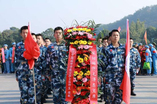 毛泽东铜像广场，同学们与武警战士一起敬献花篮