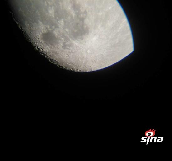 田建华老师利用手机拍摄的清晰可见的月球环形山
