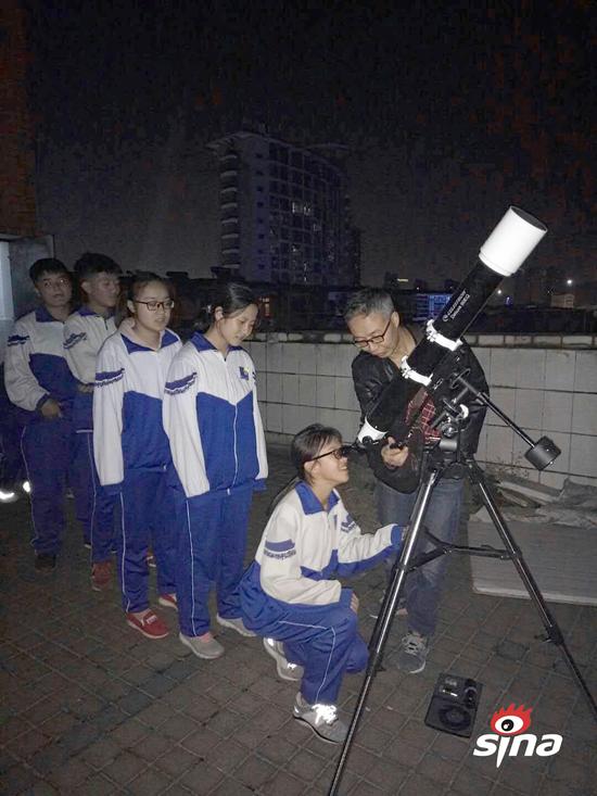 湘钢一中地理骨干教师田建华老师耐心地指导学生观看月球