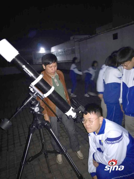 湘钢一中地理骨干教师刘永明老师在指导学生观看月球
