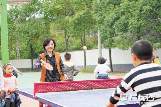 跟学生们在一起是刘艳琳最快乐的时候。长沙晚报通讯员 石自行 摄