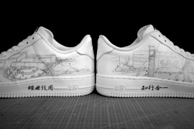 陈奕午将学校的景色、校徽、校训都画在了心爱的球鞋上。受访者供图