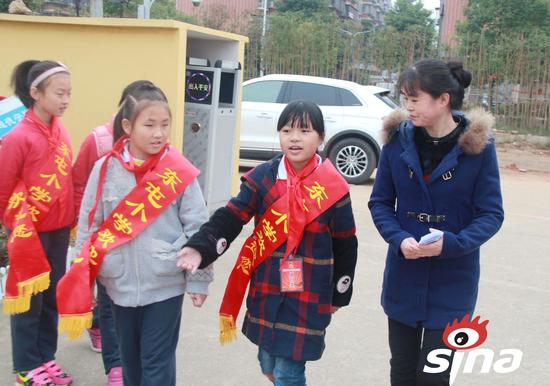 礼仪队学生引导家长进课堂