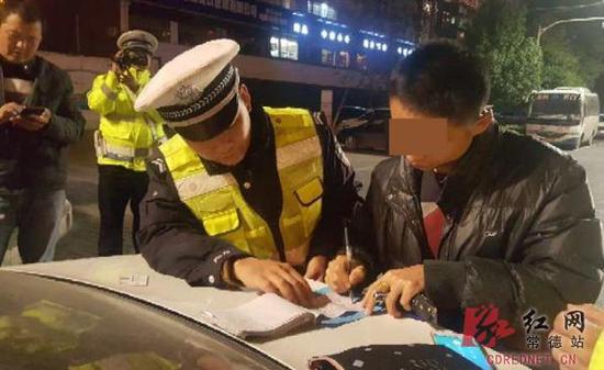 男子在处罚通知单上签字