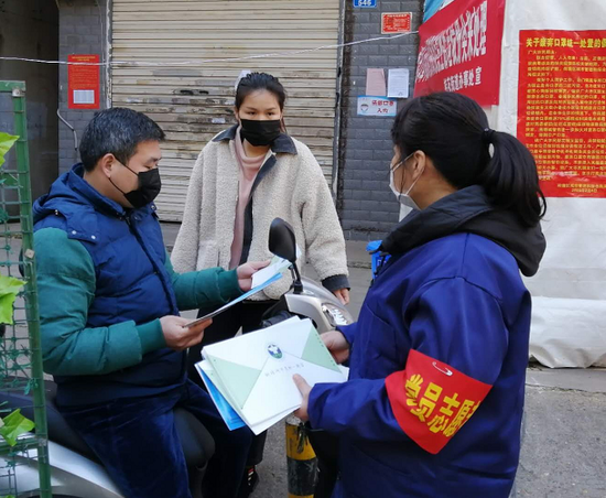 禁毒志愿者给株洲市民发放禁毒宣传资料