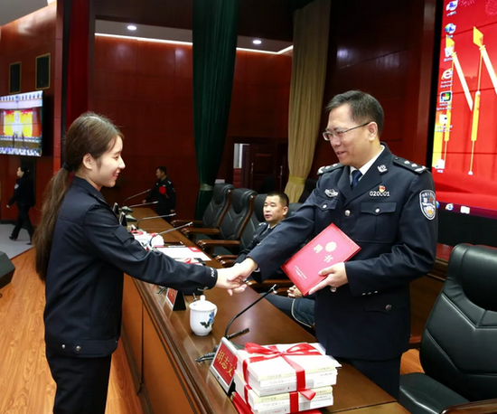 胡志文为辅警授衔