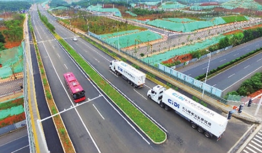 6月12日,湖南湘江新区智能系统测试区,自动驾驶公交客车和重型卡车在各自的道路上进行测试演练。 记者田超 王晗 摄