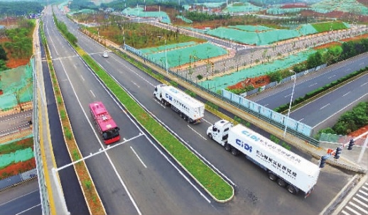 6月12日，湖南湘江新区智能系统测试区，自动驾驶公交客车和重型卡车在各自的道路上进行测试演练。 记者田超 王晗 摄