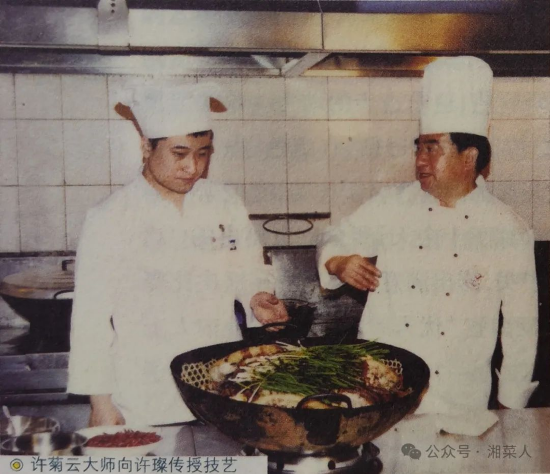 许菊云向儿子许璨传授技艺