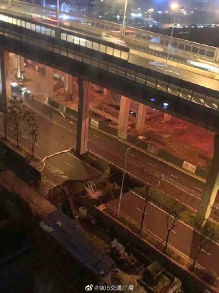 突发！长沙万家丽路一路面发生塌陷 现场无人员伤亡