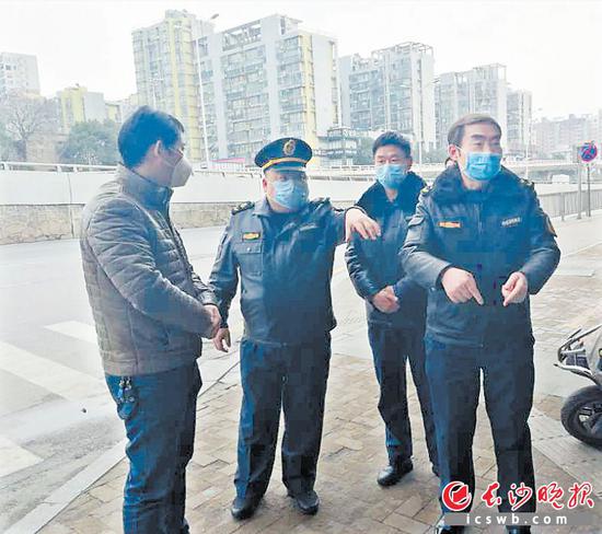在湘江新区综合交通枢纽,鲁力(左二)和同事们奋斗在春运和疫情防控一线。市交通运输综合行政执法局供图