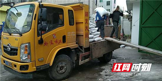 衡阳市市政工程公司职工在准备工业盐。