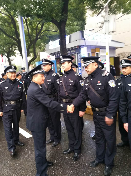 唐向阳在芙蓉区韶山路蓉园快警平台看望一线值守的交巡快警