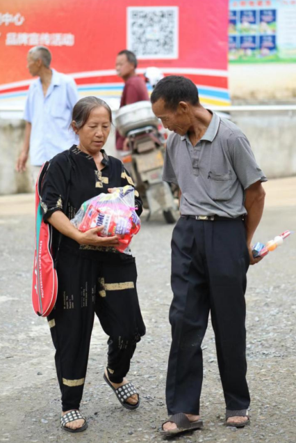 参与活动的村民满载而归