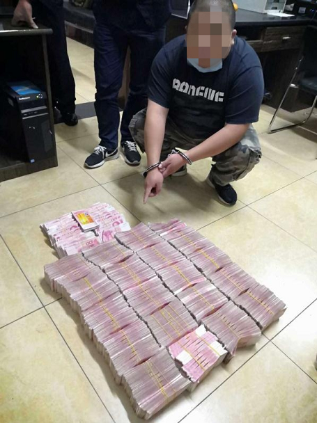 警银联动成功破获一起特大电信网络诈骗案。被抓获的犯罪嫌疑人指认被当场缴获的200多万赃款