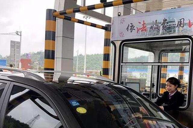 收费站工作人员在工作