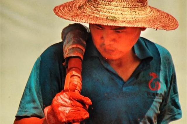 湖南：高温下劳动者默默坚守 让城市变得更美好