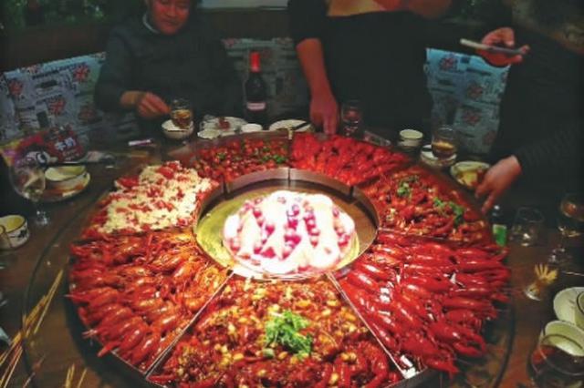 南昌城中村快餐探秘：30元夜宵江湖的生存法则