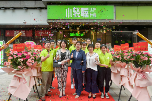 湖南汇富康达健康产业集团总经理王桂丹、轻食项目总监付立勇、HR中心总监董晋娥与全体员工