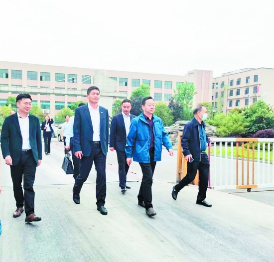 2022年5月18日,浦发银行长沙分行党委书记、行长王起(左二)带队走访中国(湖南)自由贸易试验区岳阳片区。