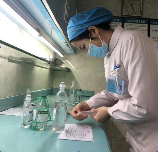 南院急诊科护士李敏正在核对配药单.