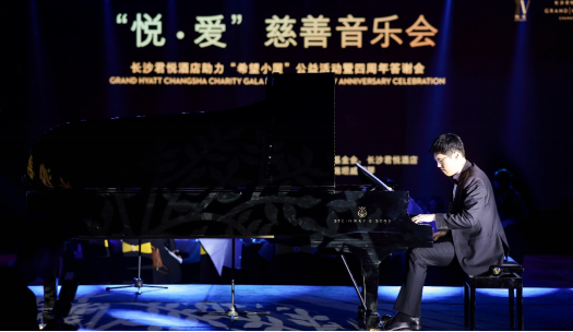 艺术家现场演绎钢琴名曲