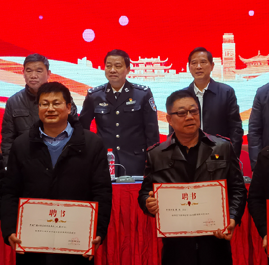 图为央视湖南总站新闻总监赵喜和本网副总编辑兼法制频道总监黄波接受谭学军副厅长和谭和平会长颁发顾问聘书