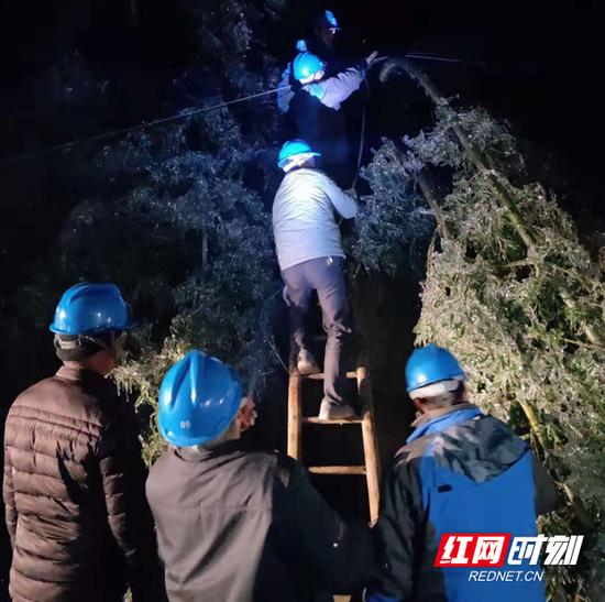 南岳区大山深处的寿岳乡船山村、龙凤村两村多处出现通信故障，南岳区电信公司工作人员正在抢修。