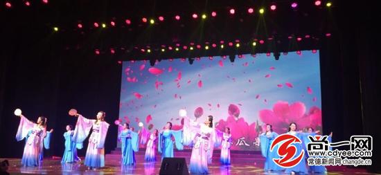 常德1400名旗袍佳丽齐聚一堂 共迎新春