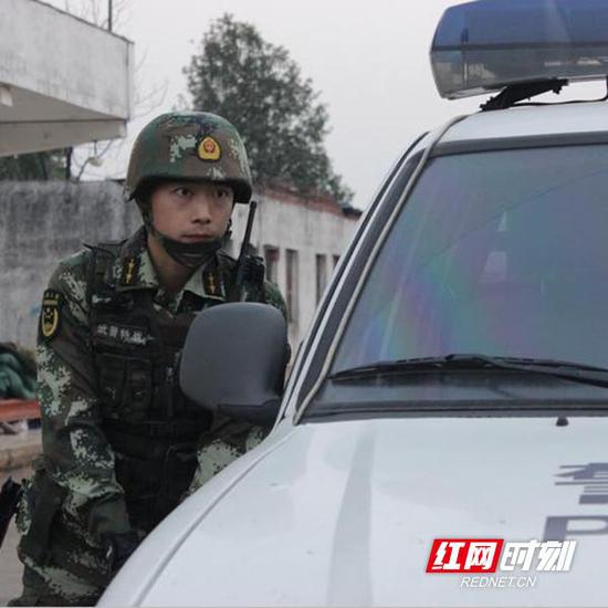 戴诗雄荣膺第二十一届“中国武警十大忠诚卫士”光荣称号。