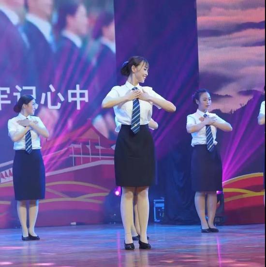 △李媛在2018年梧州市交通系统文艺汇演活动上，表演她的原创舞蹈——《中国高铁》。