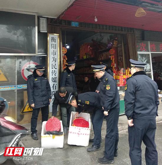 衡阳市城管部门依法查处违规销售烟花爆竹。
