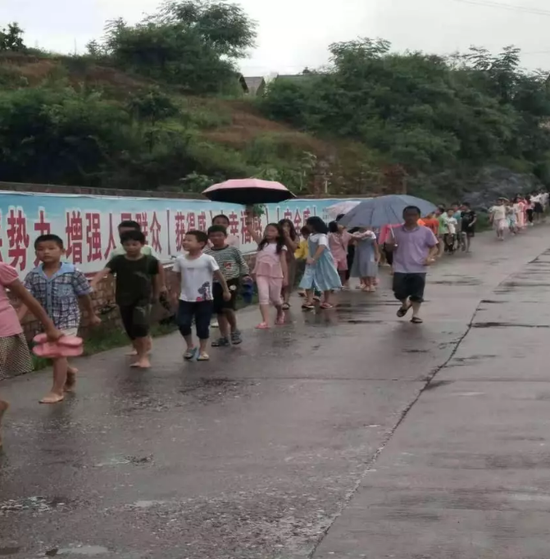 保驾护航：紧急却有序地转移牌楼乡中小东校区学生