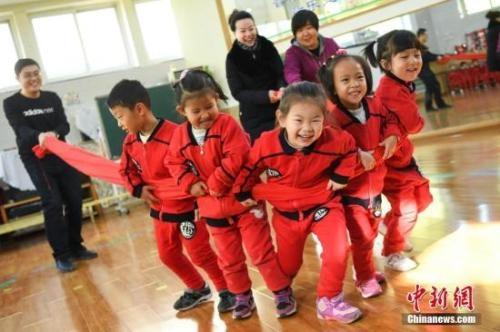 资料图:幼儿园内,老师、家长们与孩子们互动游戏。 武俊杰 摄资料图:幼儿园内,老师、家长们与孩子们互动游戏。 武俊杰 摄