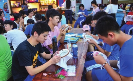 7月18日，湖南师大附中学生到农村、企业体验生活。 通讯员 苏晓玲 摄